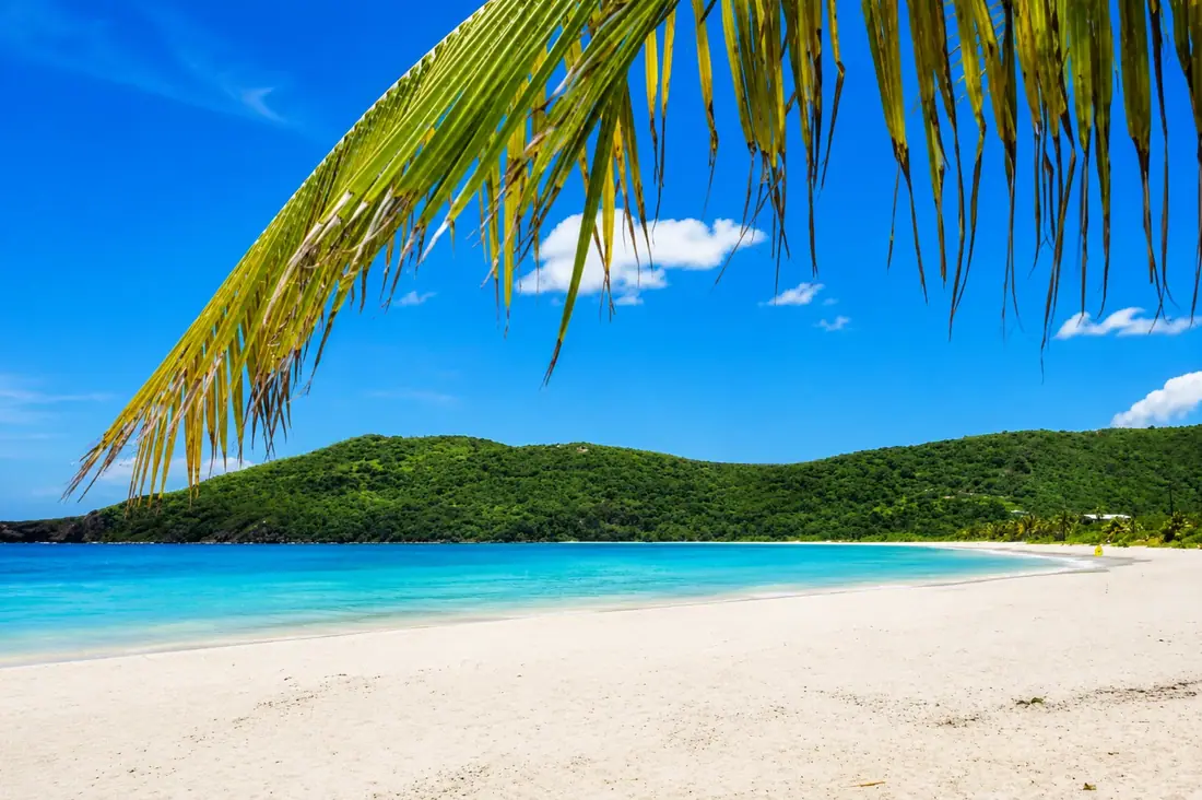 Vista panorámica de la bahía en forma de herradura de Playa Flamenco
