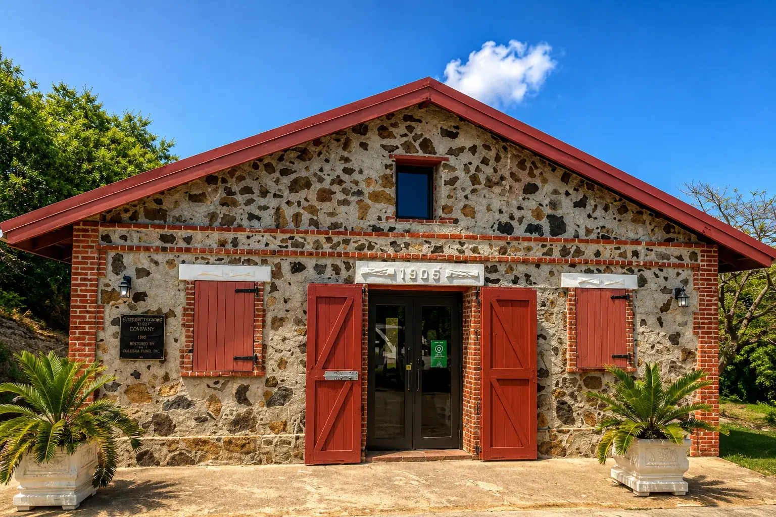 Edificio histórico de piedra y ladrillo con puertas rojas en Culebra